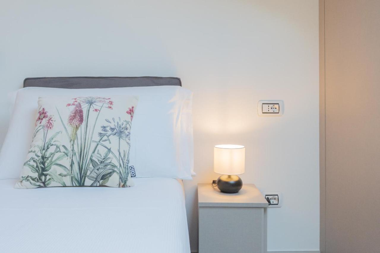 Dream Lake Apartments Lake View - Private Beach By Rent All Como Lezzeno Esterno foto