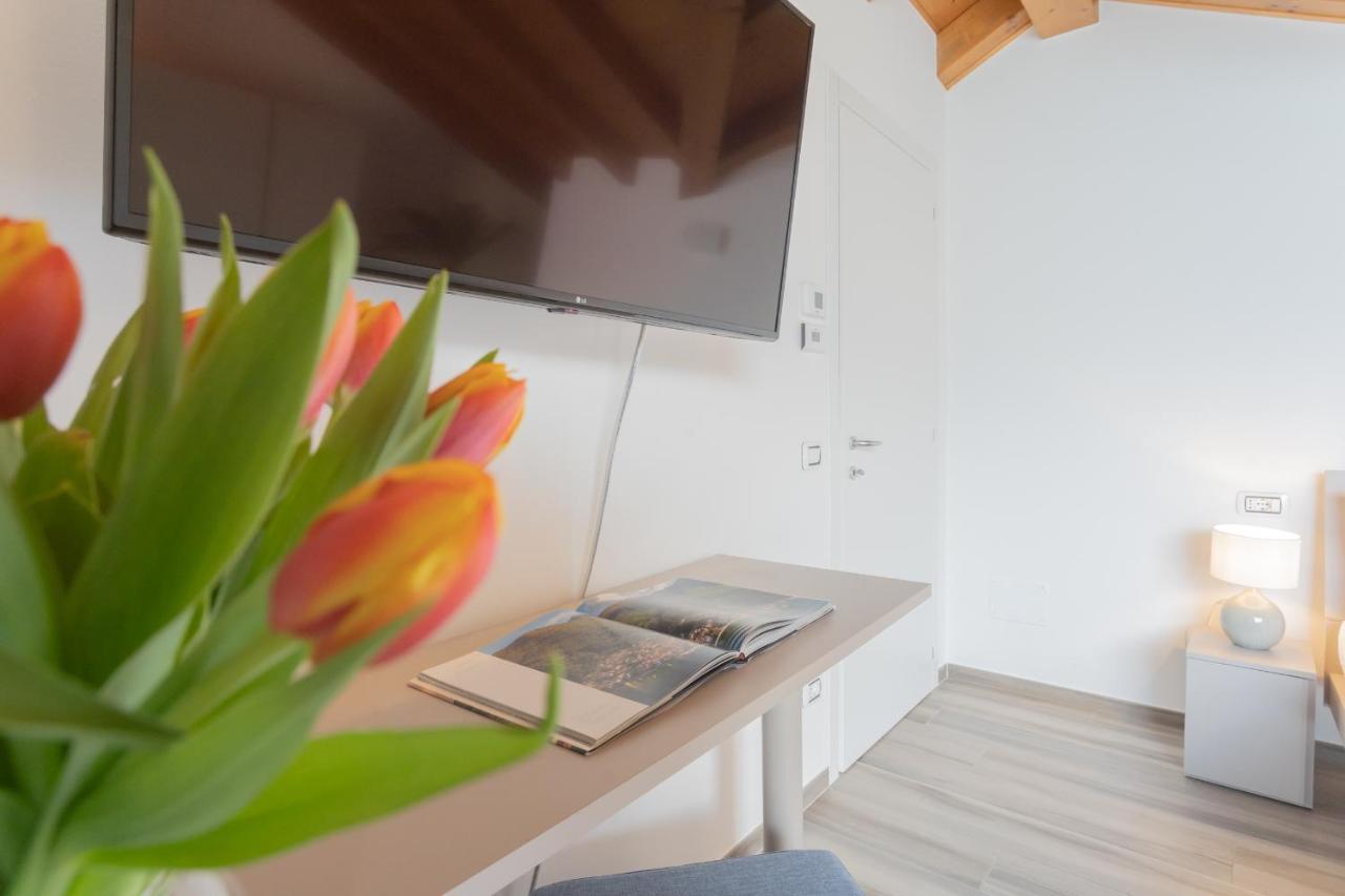 Dream Lake Apartments Lake View - Private Beach By Rent All Como Lezzeno Esterno foto